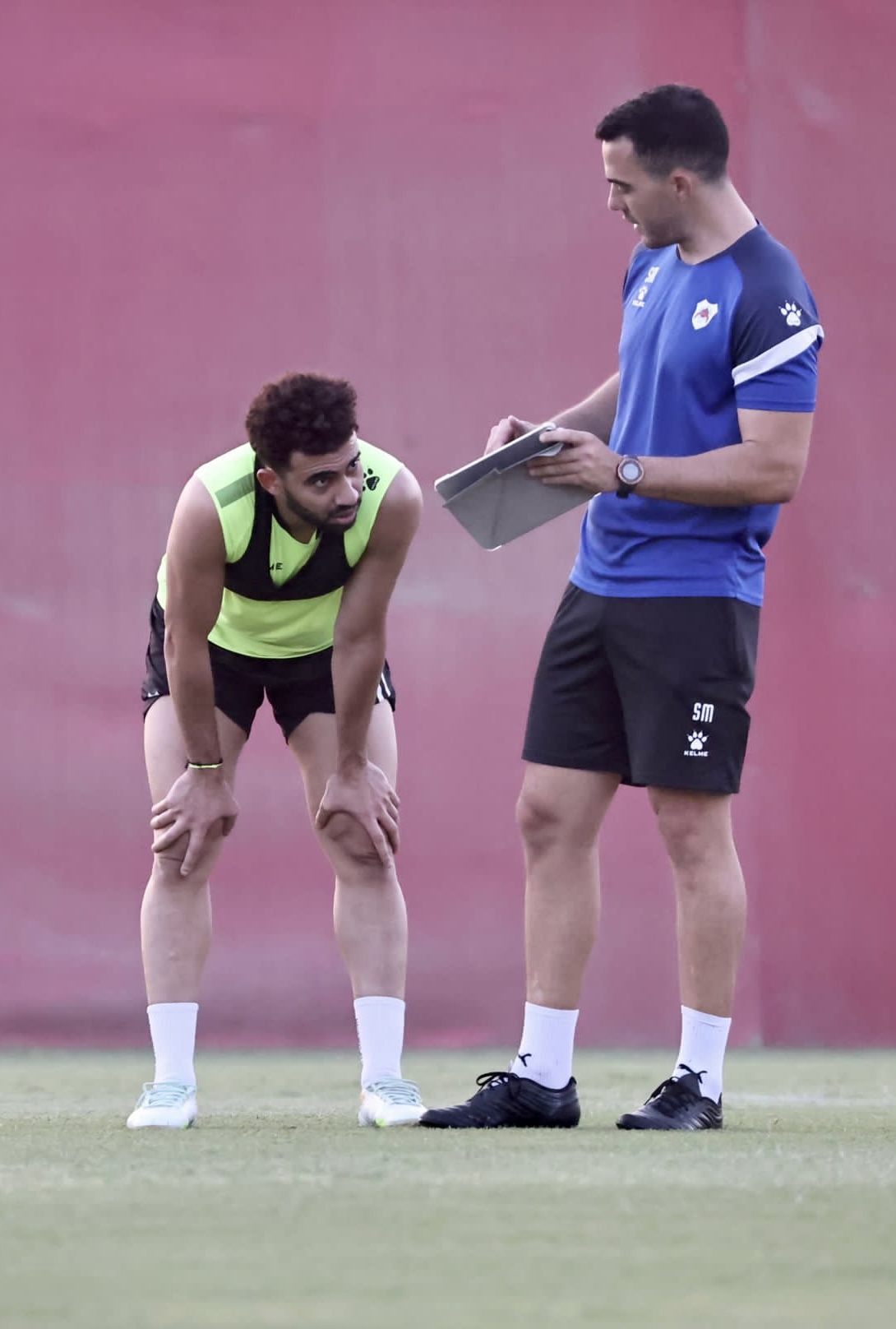 Especialista KINEO Performance evaluando futbolista — readaptación lesiones rendimiento deportivo Sevilla